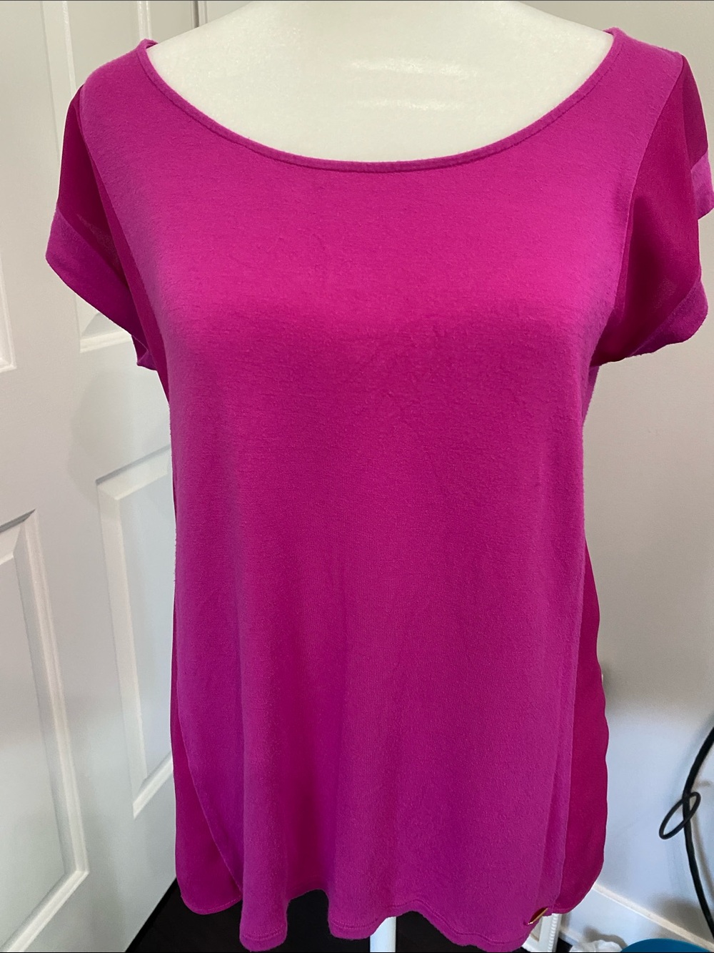 Beautiful Women's Fuchsia Short Sleeve Tee. Size S